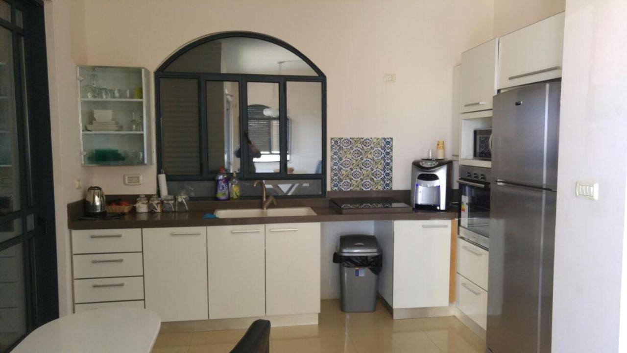 Ahva 17 Hotel Тиберия Екстериор снимка